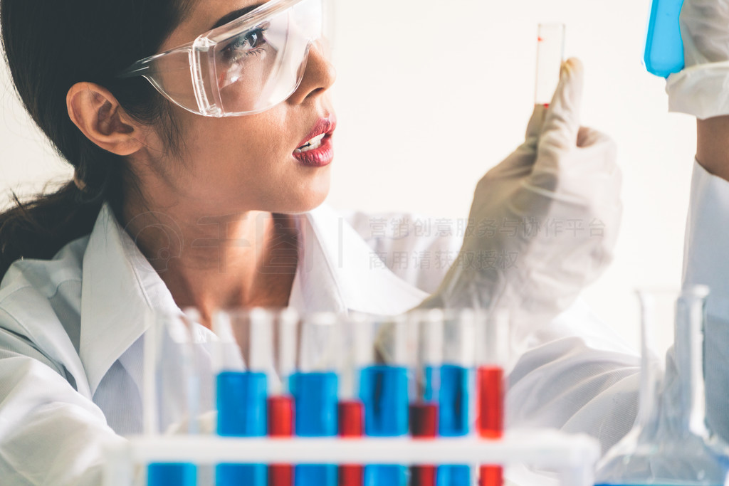 女科學家與生物化學研究 探索科技前沿的實驗室探索